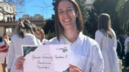 Ilustración de un colectivo de línea urbana en una calle de Buenos Aires