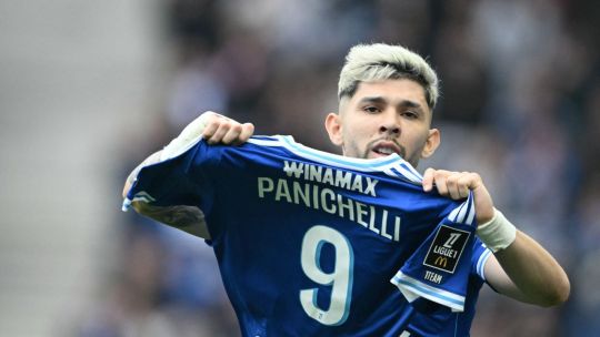 Julio Enciso muestra la camiseta de Joaquín Panichelli tras marcar un gol para Estrasburgo.