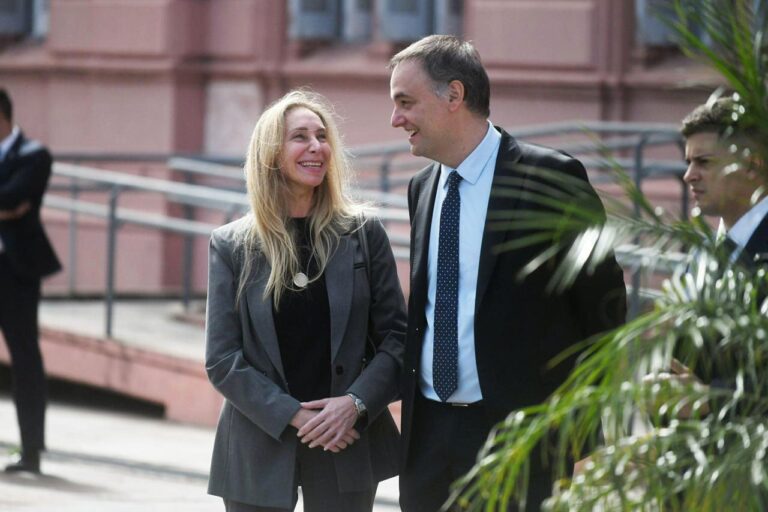 Karina Milei y Manuel Adorni durante la visita al Hospital Malbrán y posterior acto en Casa Rosada.