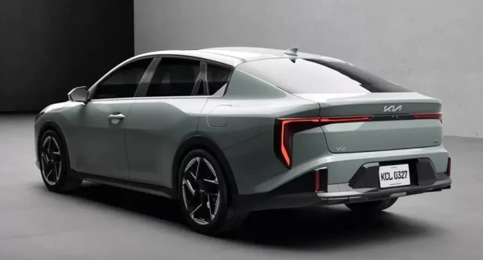 Kia K4 sedán mediano color gris, vista lateral, presentado en Argentina