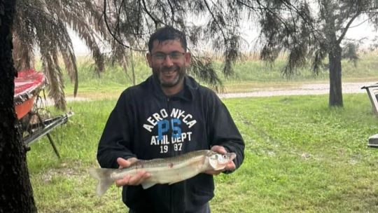 Vista aérea o panorámica de la laguna José María, en el sur de la provincia de Córdoba, con embarcaciones de pesca.
