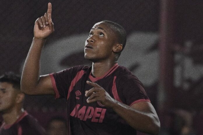 lanus-gana-banfield-gol-final-valois Jugadores de Lanús celebran el gol de Yoshan Valois frente a Banfield en el Estadio Ciudad de Lanús.