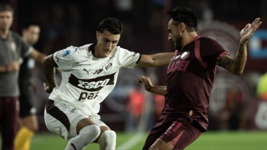 Jugadores de Lanús y Platense durante el partido en el estadio La Fortaleza, que finalizó 0-0.