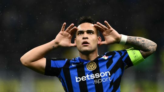 Lautaro Martínez del Inter de Milán celebrando un gol ante la Roma en la Serie A.