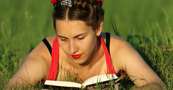 Persona leyendo un libro abierto