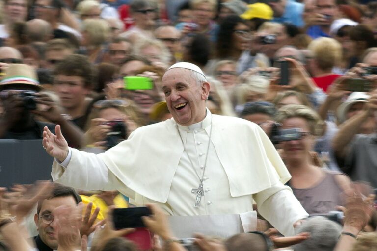 El Papa Francisco saludando a fieles durante un evento público.