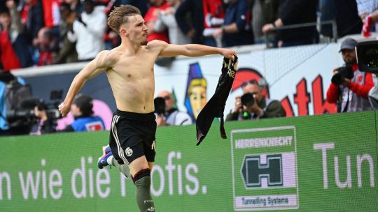 Lennart Karl, jugador del Bayern Múnich, celebrando su gol agónico con los brazos en alto.
