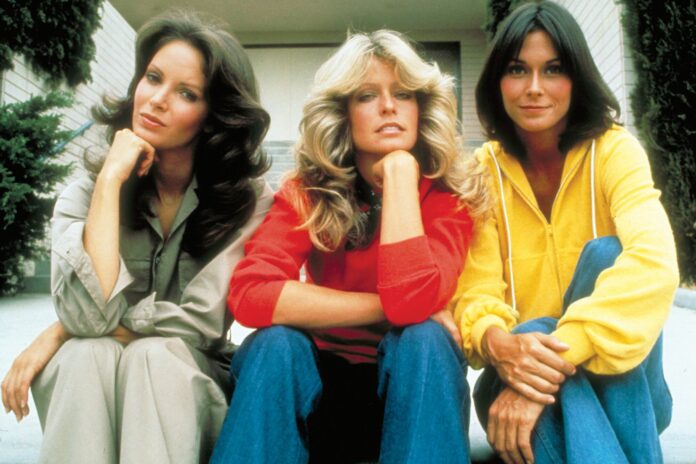 los-angeles-de-charlie-legado-trayectorias-protagonistas Fotografía promocional de las actrices de la serie Los Ángeles de Charlie: Kate Jackson, Farrah Fawcett y Jaclyn Smith.