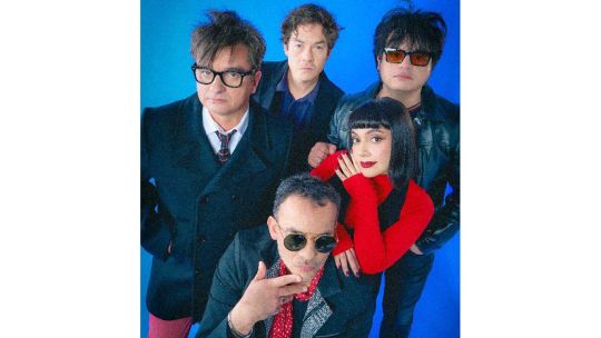 Los Bunkers en el escenario durante un concierto.