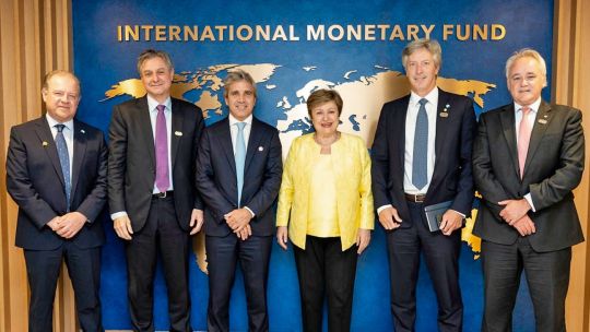 Luis Caputo en reunión con autoridades del FMI en Washington