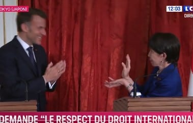 Emmanuel Macron y Sanae Takaichi realizando el gesto del Kamehameha durante un evento en Tokio.