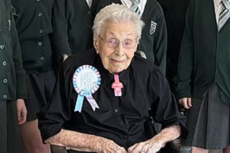 Marjorie Hodnett Aylward, de 112 años, sonriendo durante la celebración de su cumpleaños.