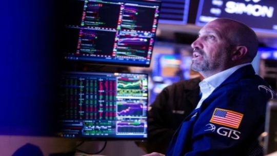 Gráfico de evolución del índice Merval en una pantalla de trading