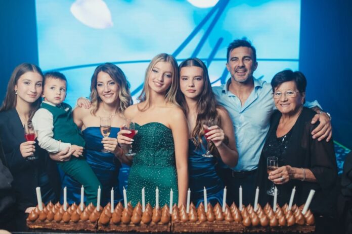 Mica Viciconte y Allegra Cubero en la fiesta de 15 años