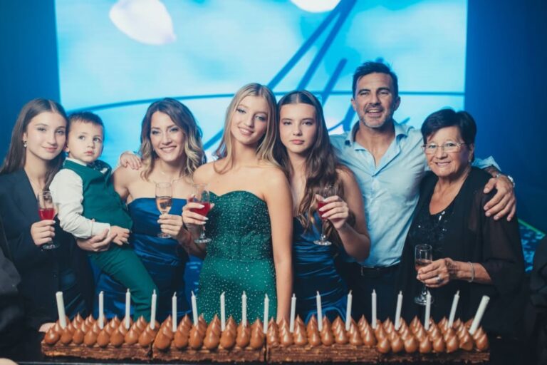 Mica Viciconte y Allegra Cubero en la fiesta de 15 años