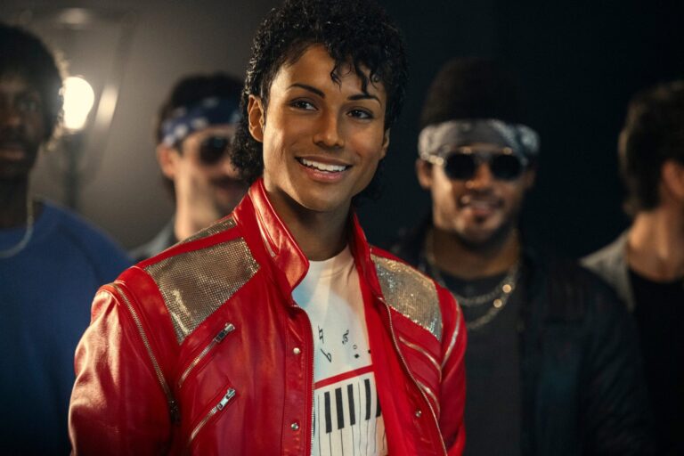 Jaafar Jackson caracterizado como Michael Jackson en la biopic Michael