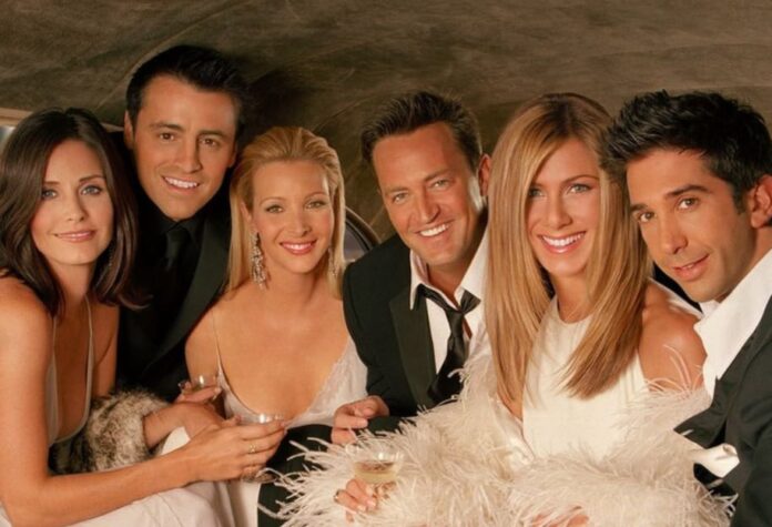 Elenco de Friends sonriente en un set de la serie
