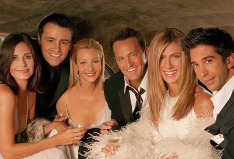 Elenco de Friends sonriente en un set de la serie