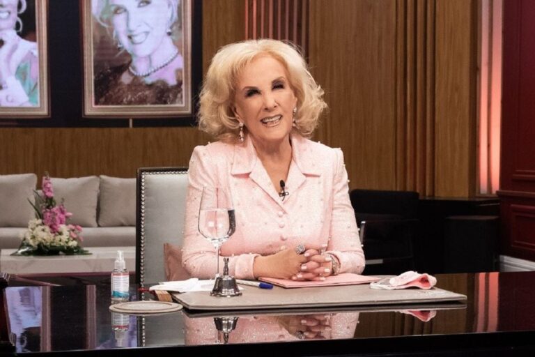 Mirtha Legrand sonriendo en su programa televisivo