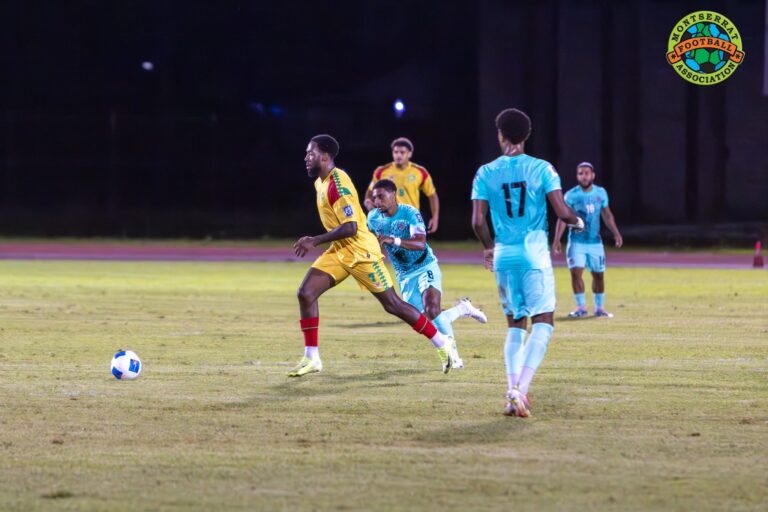 Bandera de Montserrat junto a un balón de fútbol, representando la búsqueda del director técnico.
