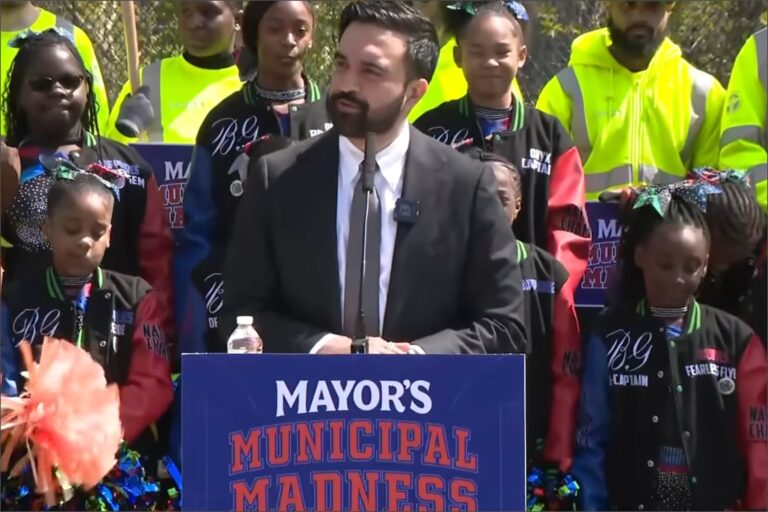 Trabajadores del Departamento de Saneamiento de Nueva York realizando tareas de limpieza en un vecindario del Bronx.