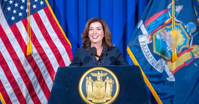 nueva-york-lanza-programa-hope-refugios-juveniles-violencia-armada Gobernadora Kathy Hochul anunciando el programa HOPE para refugios juveniles en Nueva York