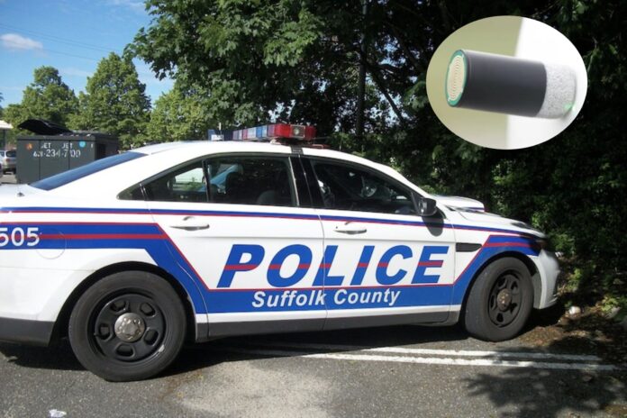 Dardo adhesivo con GPS disparado desde un vehículo policial en Nueva York