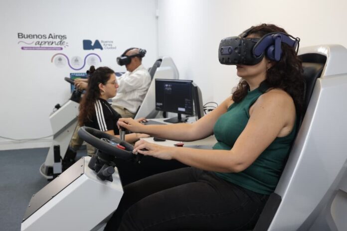 Vista interior del Centro de Simulación con estudiantes utilizando equipos tecnológicos y simuladores.