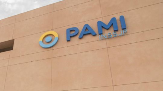 Adulto mayor consultando documentos para trámite de PAMI