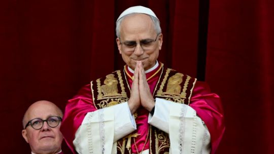 El Papa León XIV hablando durante la vigilia de oración por la paz en la Basílica de San Pedro.
