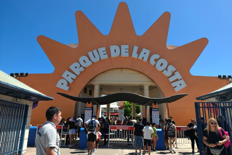 Vista aérea del Parque de la Costa en Tigre, mostrando sus montañas rusas y atracciones.