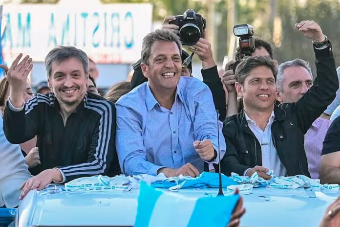 Dirigentes peronistas reunidos en una mesa de diálogo político