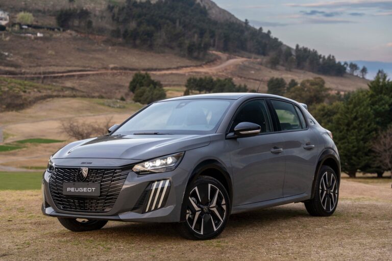 Logotipos de Peugeot y RAM junto a un auto y una pickup en un concesionario