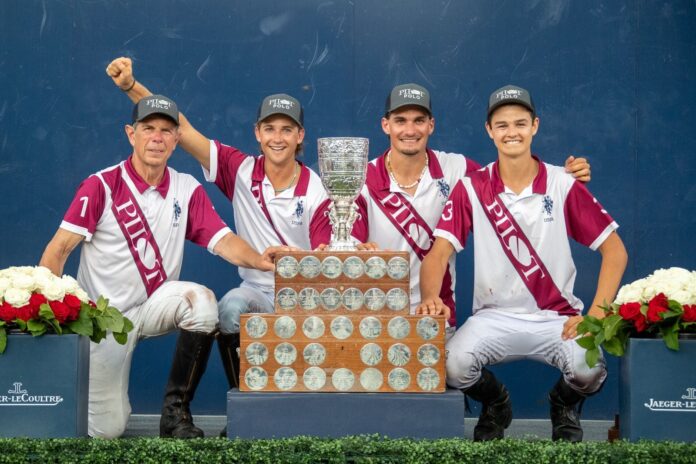 Equipo Pilot polo celebrando el título del US Open en Palm Beach con el trofeo
