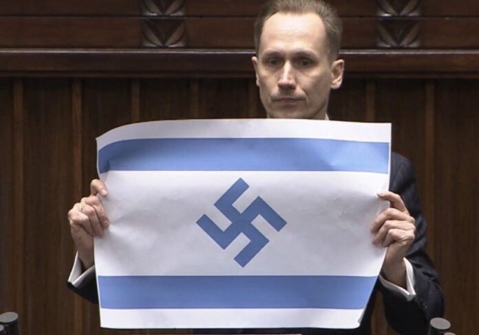 Fotografía de la sesión del Parlamento polaco donde se muestra la polémica bandera.