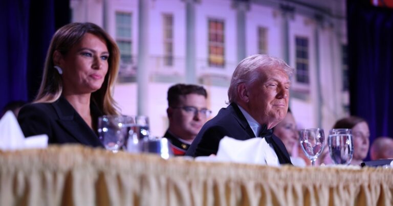 Donald Trump y Melania Trump durante la cena de corresponsales en Washington