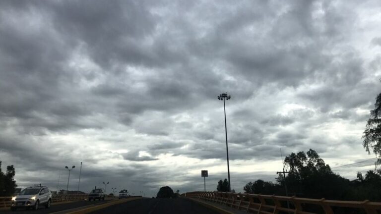 Mapa del pronóstico del tiempo mostrando zonas de alerta por tormentas en Argentina