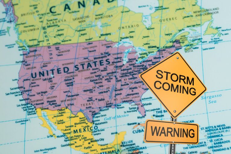 Mapa del pronóstico del tiempo mostrando zonas de tormentas severas y tormenta invernal en Estados Unidos.