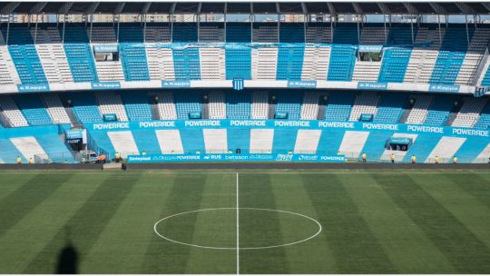 Estadio Presidente Perón de Avellaneda con cielo nublado al atardecer.