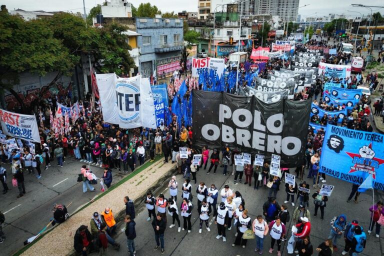 Manifestantes y fuerzas de seguridad durante una protesta en un acceso a la ciudad de Buenos Aires.