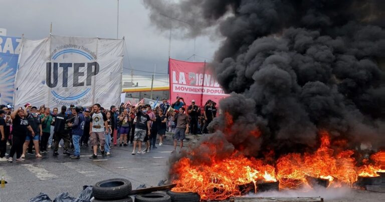 Manifestantes en un corte de calle durante la protesta por el programa Volver al Trabajo