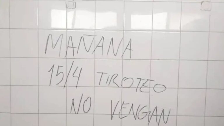 Psicóloga analizando en su consultorio el fenómeno de los mensajes anónimos amenazantes