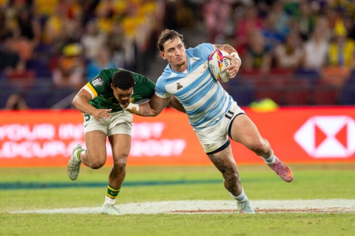 Jugadores de Los Pumas 7s y Sudáfrica en acción durante la final del Seven de Hong Kong.