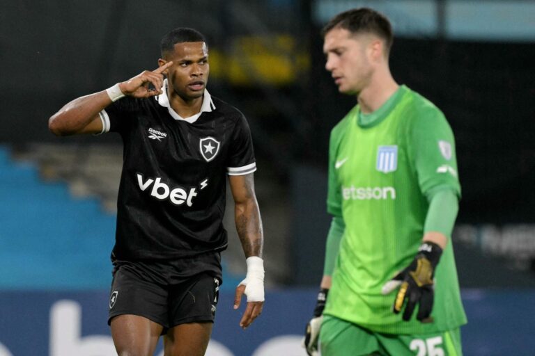 Jugadores de Racing Club y Botafogo durante el partido de Copa Sudamericana en el Estadio Presidente Perón.