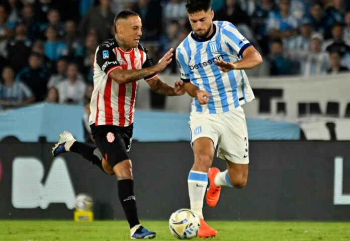 Jugadores de Racing y Barracas Central disputan el balón en el Cilindro de Avellaneda