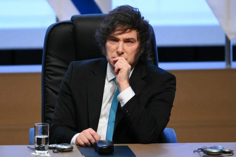 Manuel Adorni y Elisa Carrió en el centro del debate político por créditos hipotecarios.