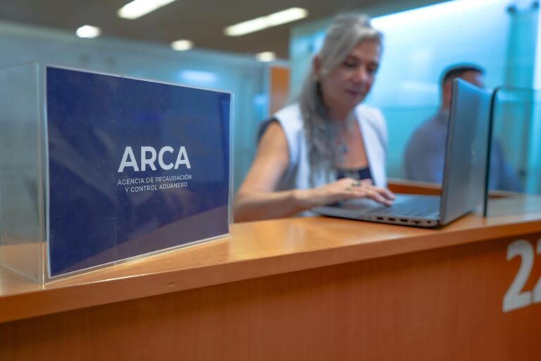 Gráfico de barras mostrando la evolución de la recaudación impositiva en Argentina.