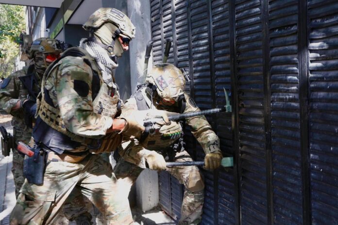 Policía de la Ciudad durante operativo de rescate de menores en taller textil clandestino en Parque Chas
