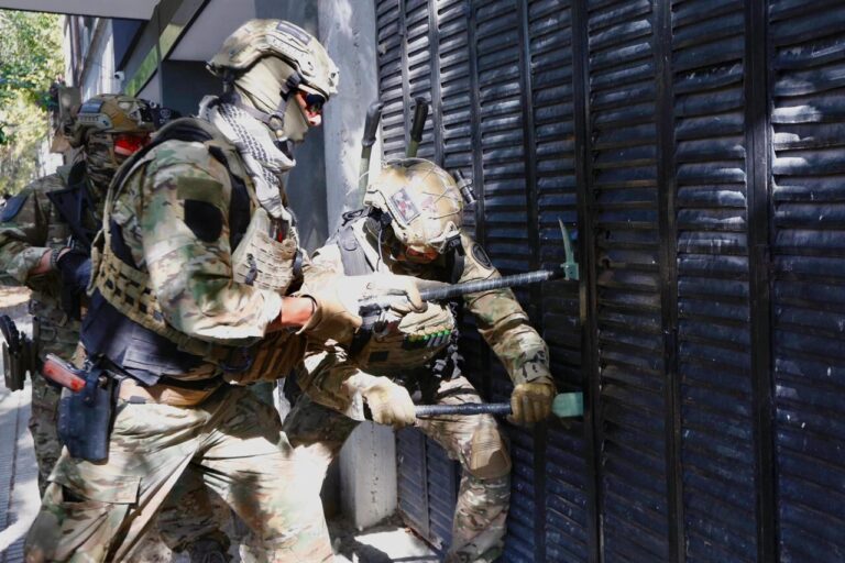 Policía de la Ciudad durante operativo de rescate de menores en taller textil clandestino en Parque Chas