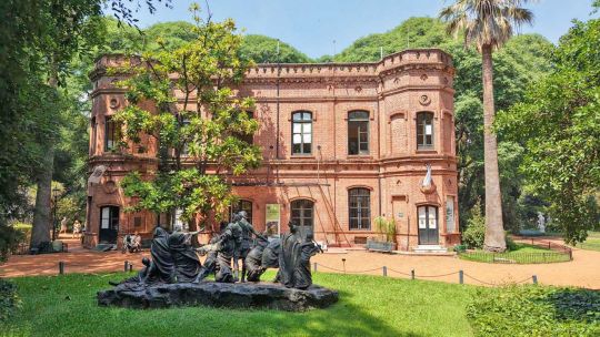 Fachada de la casona histórica de ladrillos rojizos en el Jardín Botánico de Buenos Aires.